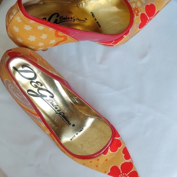 🔥🔥🔥D&G Dolce and Gabbana Red and Mustard fabric and leather heels. - Picture 3 of 7